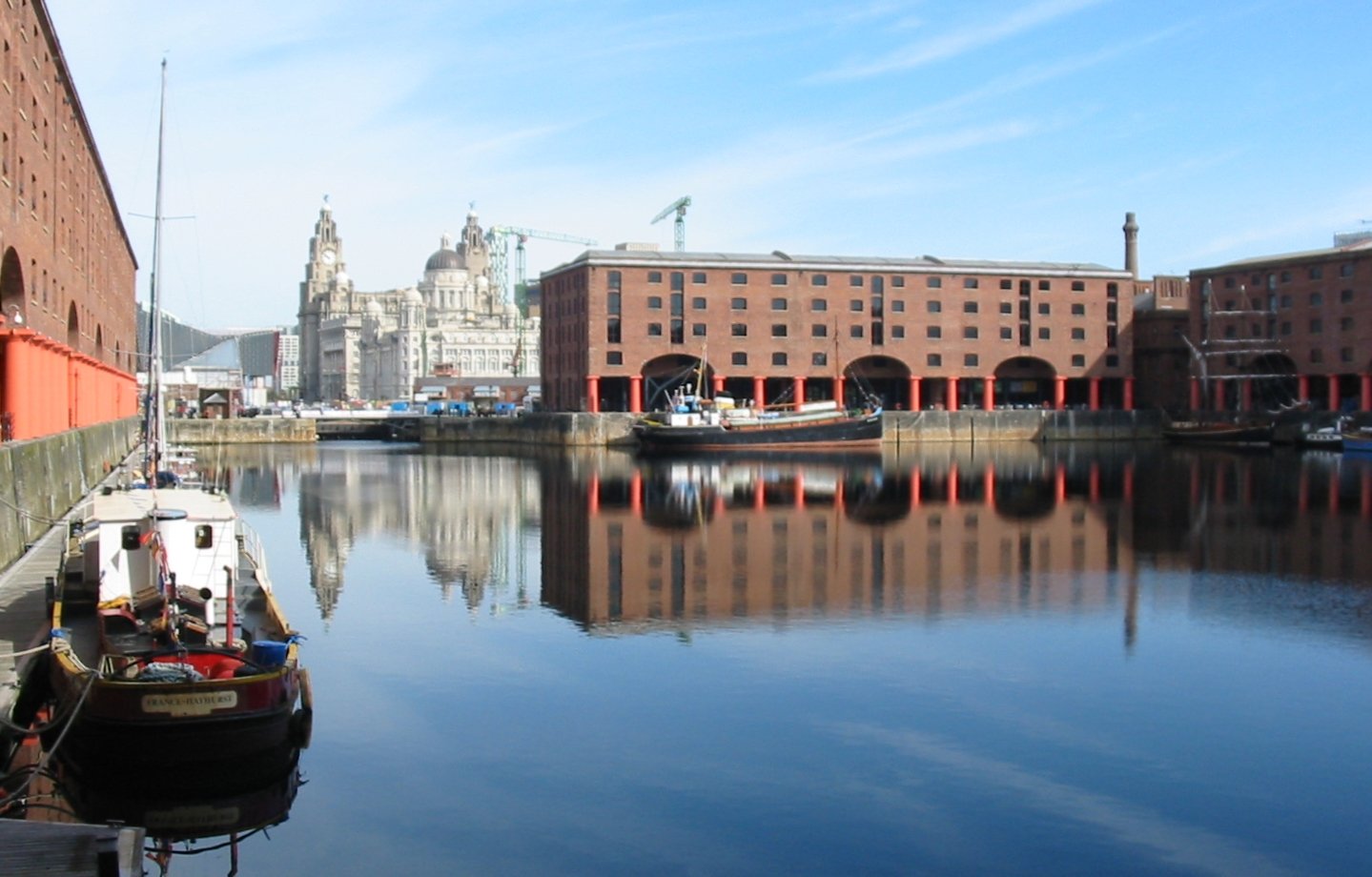 Albert Dock com os Three Graces ao fundo, Liverpool
