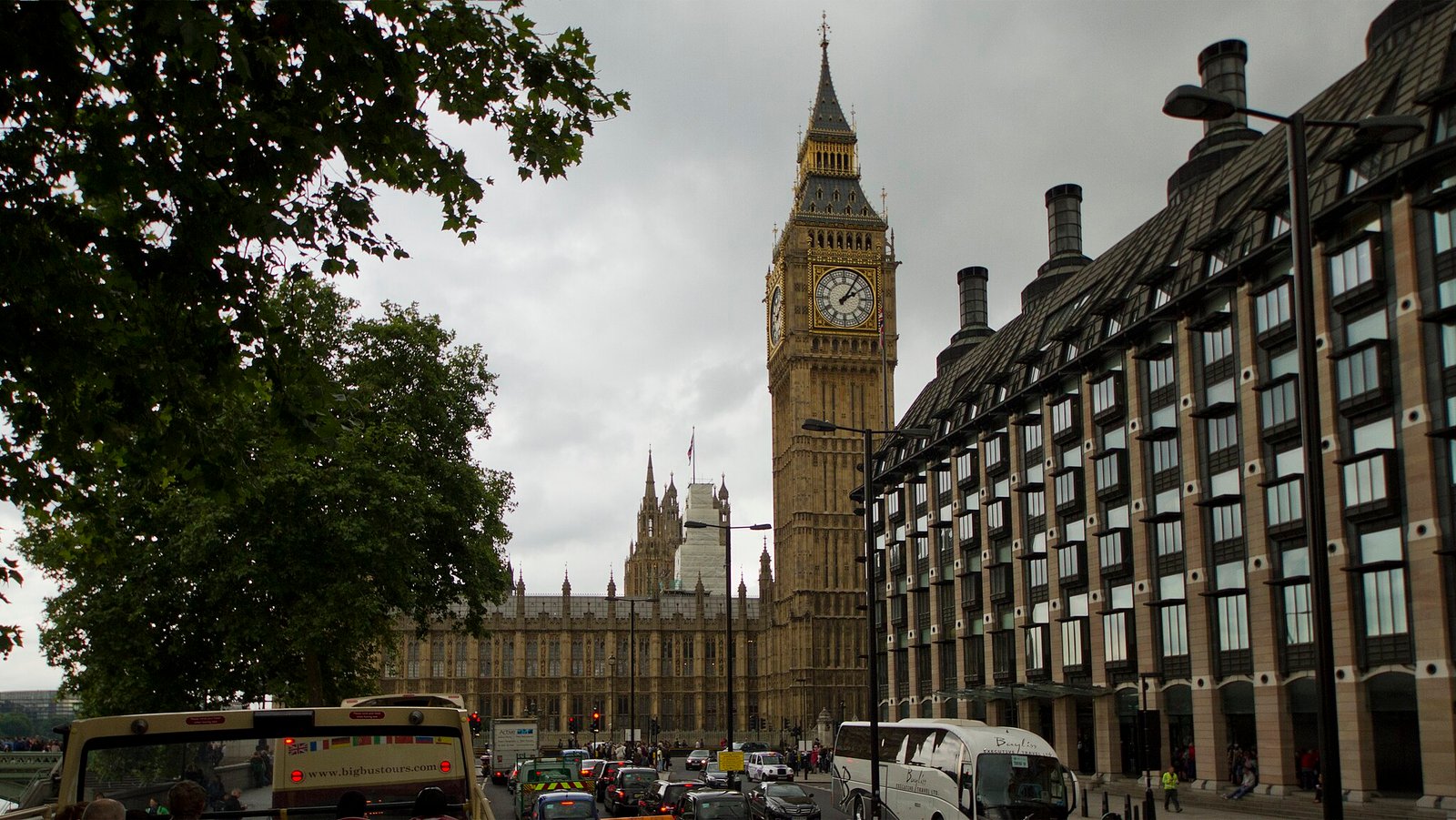 Tower Bridge ao entardecer sobre o Tâmisa, Londres